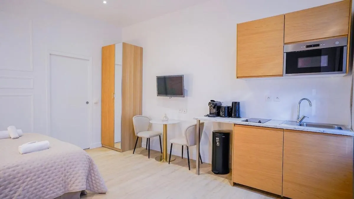 Modern Luxury Apartment Style & Serenity París