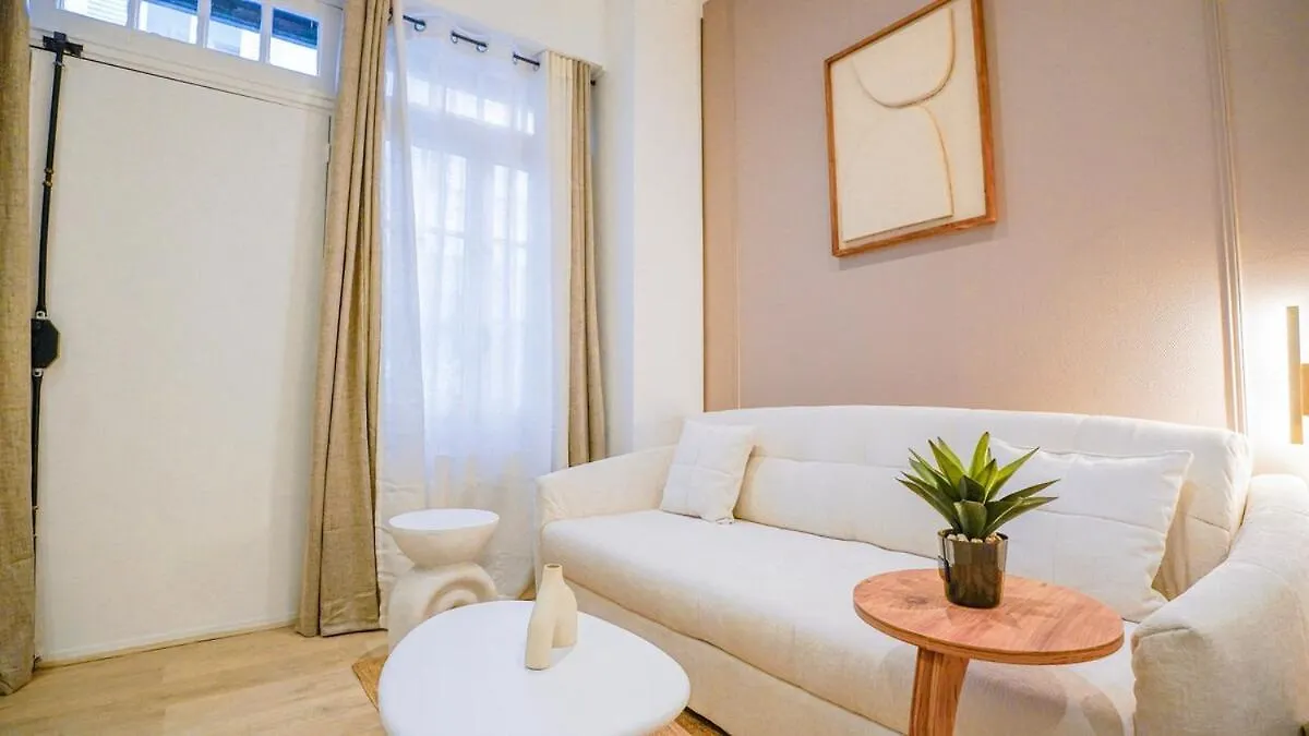 Modern Luxury Apartment Style & Serenity 파리 프랑스
